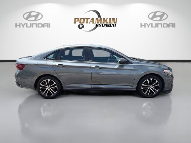 Used 2024 Volkswagen Jetta Sport FWD image 4