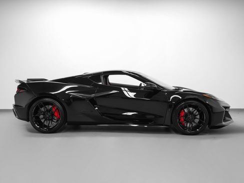 Used 2025 Chevrolet Corvette Z06 image 3