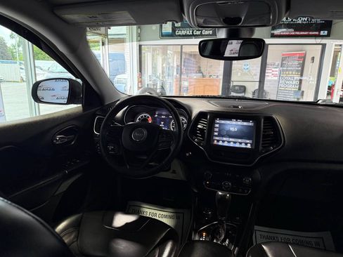 Used 2020 Jeep Cherokee Trailhawk AWD/4WD image 24
