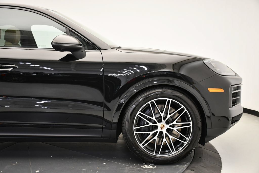 Certified 2025 Porsche Cayenne E-Hybrid Coupe AWD/4WD image 16
