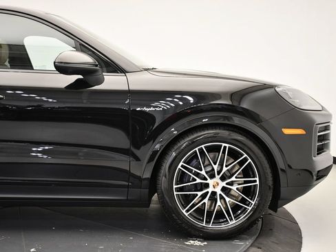 Certified 2025 Porsche Cayenne E-Hybrid Coupe AWD/4WD image 16