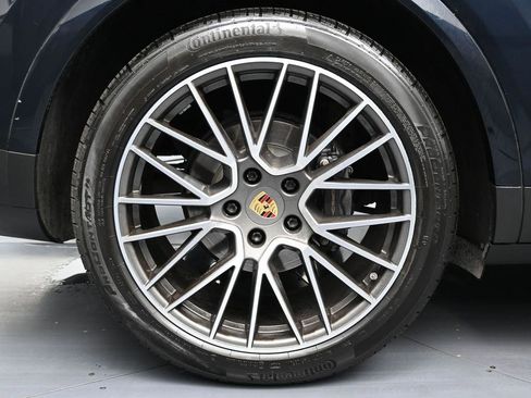 Used 2023 Porsche Cayenne Platinum Edition image 13