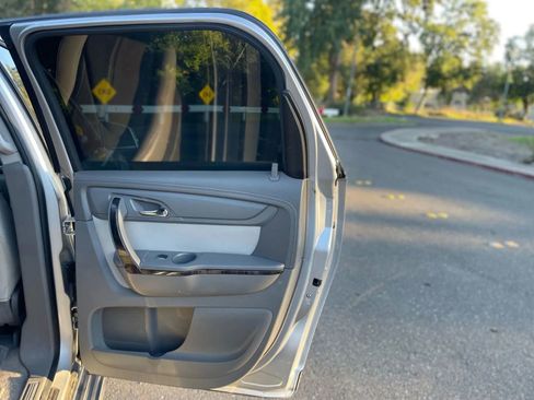 Used 2014 GMC Acadia SLT image 25