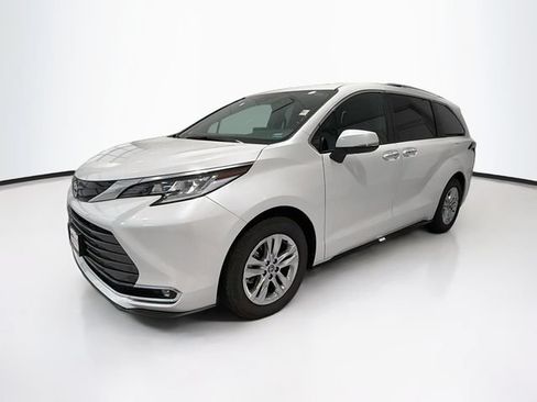 Certified 2026 Toyota Sienna Limited FWD image 3