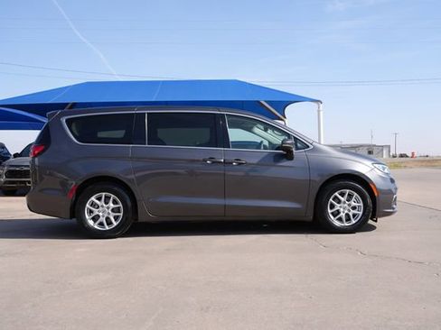 Used 2023 Chrysler Pacifica Touring-L FWD image 3