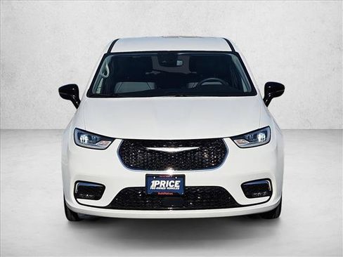 Used 2024 Chrysler Pacifica Limited FWD image 2