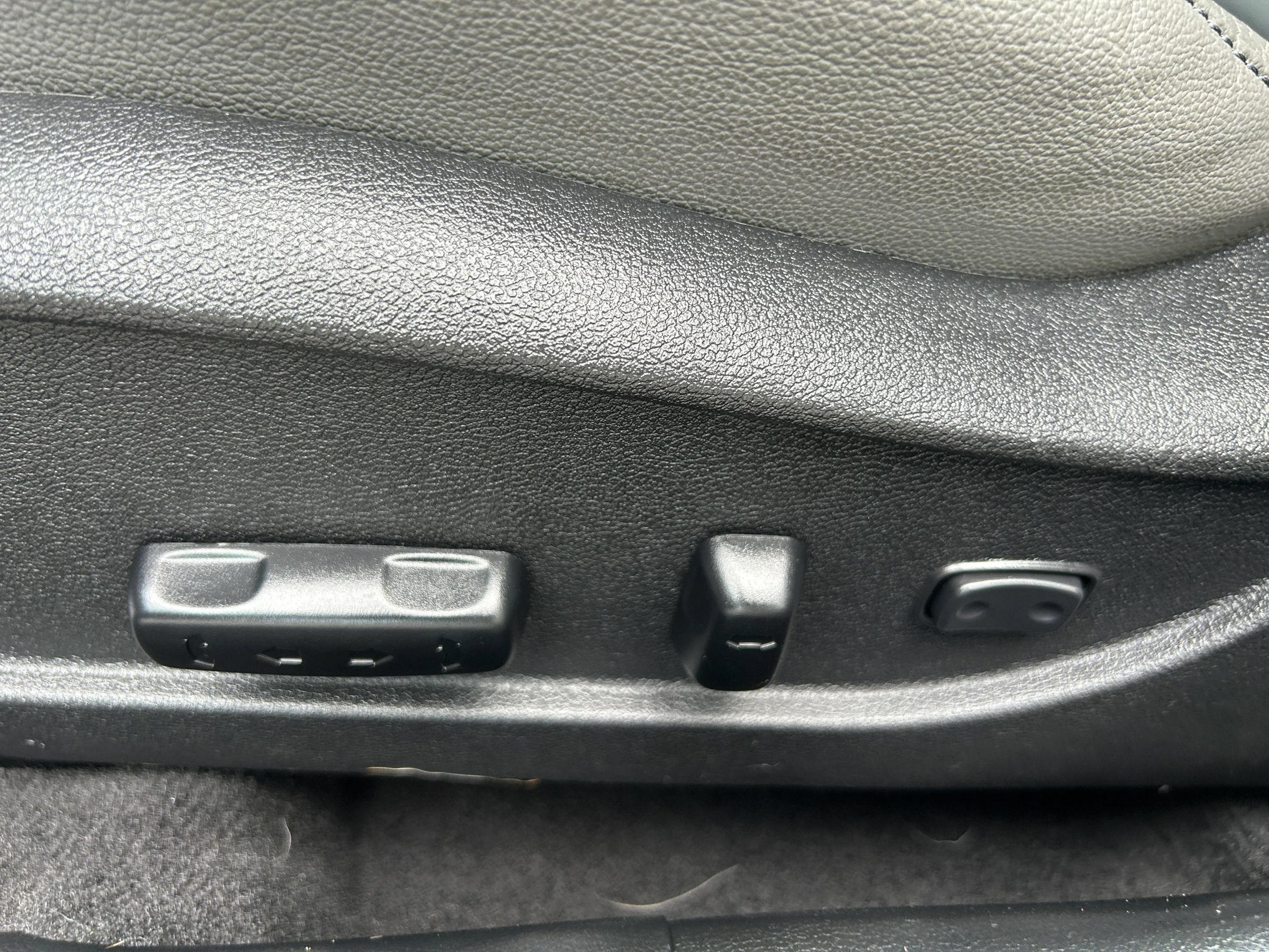 Used 2013 Hyundai Elantra Limited FWD image 18