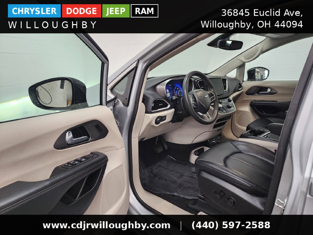 Used 2024 Chrysler Pacifica Touring-L FWD image 13