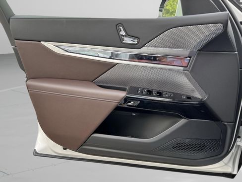 Used 2025 BMW 750e xDrive w/ Executive Package image 24