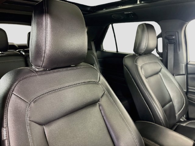 Used 2020 Ford Explorer XLT w/ Equipment Group 202A AWD/4WD image 33