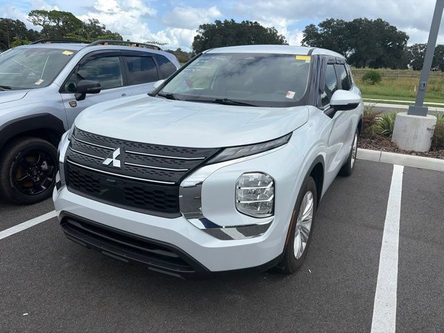 Used 2024 Mitsubishi Outlander ES FWD image 2
