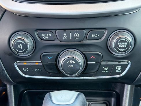 Used 2018 Jeep Cherokee Latitude Plus FWD image 31
