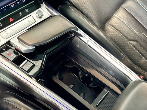 Used 2021 Audi e-tron Prestige w/ Prestige Package image 16