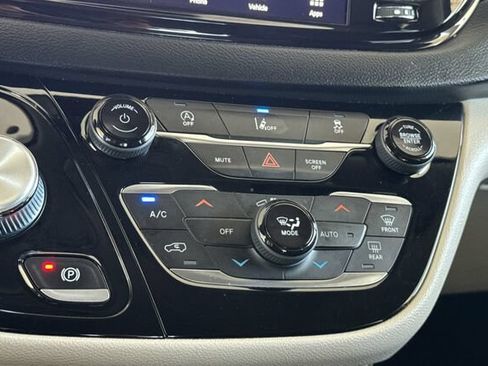 Used 2022 Chrysler Pacifica Touring-L FWD image 18