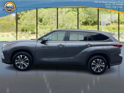 Used 2021 Toyota Highlander XLE AWD/4WD image 22