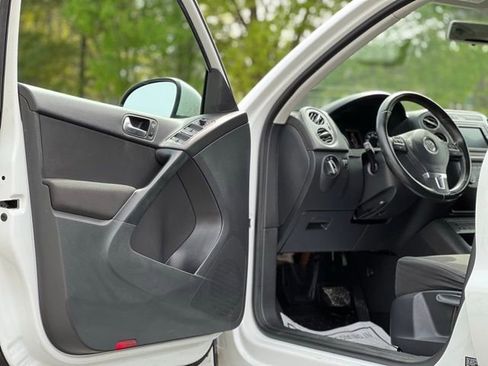 Used 2017 Volkswagen Tiguan Limited w/ Premium Package image 9