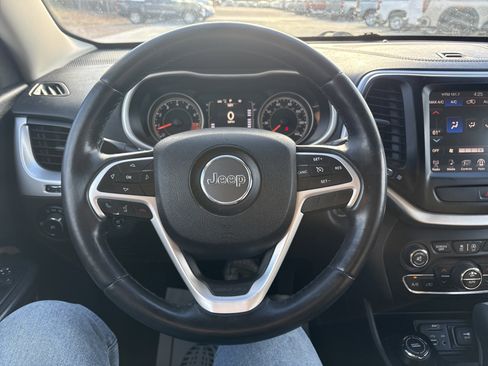 Used 2015 Jeep Cherokee Latitude w/ Comfort/Convenience Group image 19