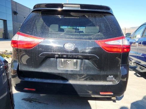 Used 2015 Toyota Sienna LE image 3