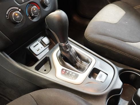 Used 2015 Jeep Cherokee Sport w/ Sport Appearance Group FWD image 21