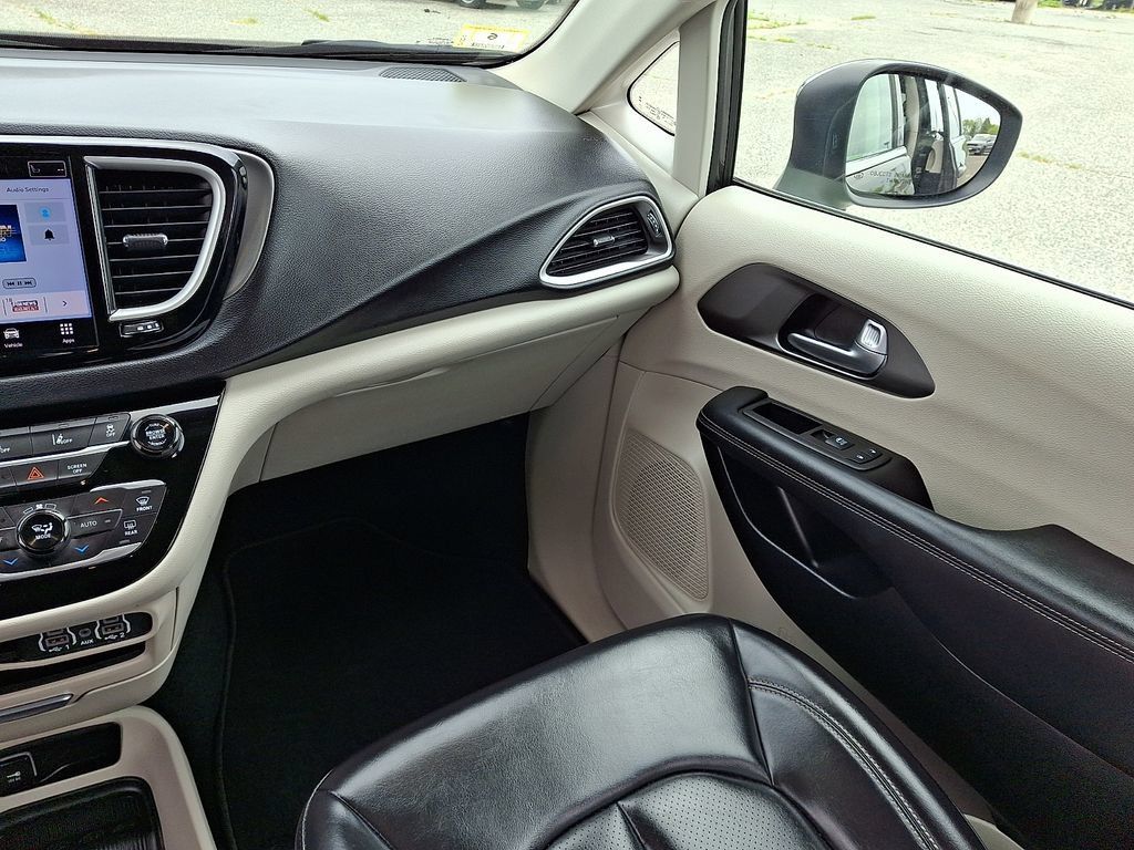 Used 2023 Chrysler Pacifica Touring-L FWD image 17