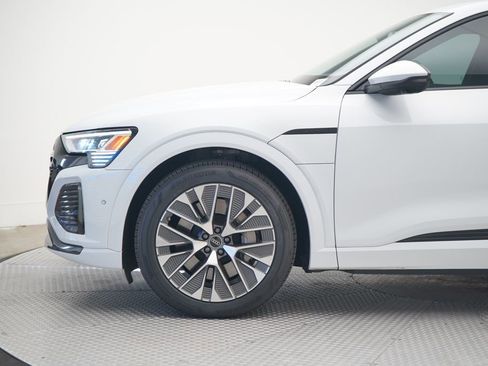 Used 2024 Audi Q8 e-tron Premium Plus w/ Premium Plus Package image 2