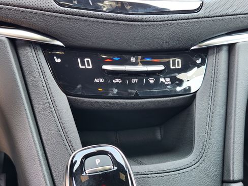 New 2025 Cadillac XT6 Luxury image 25