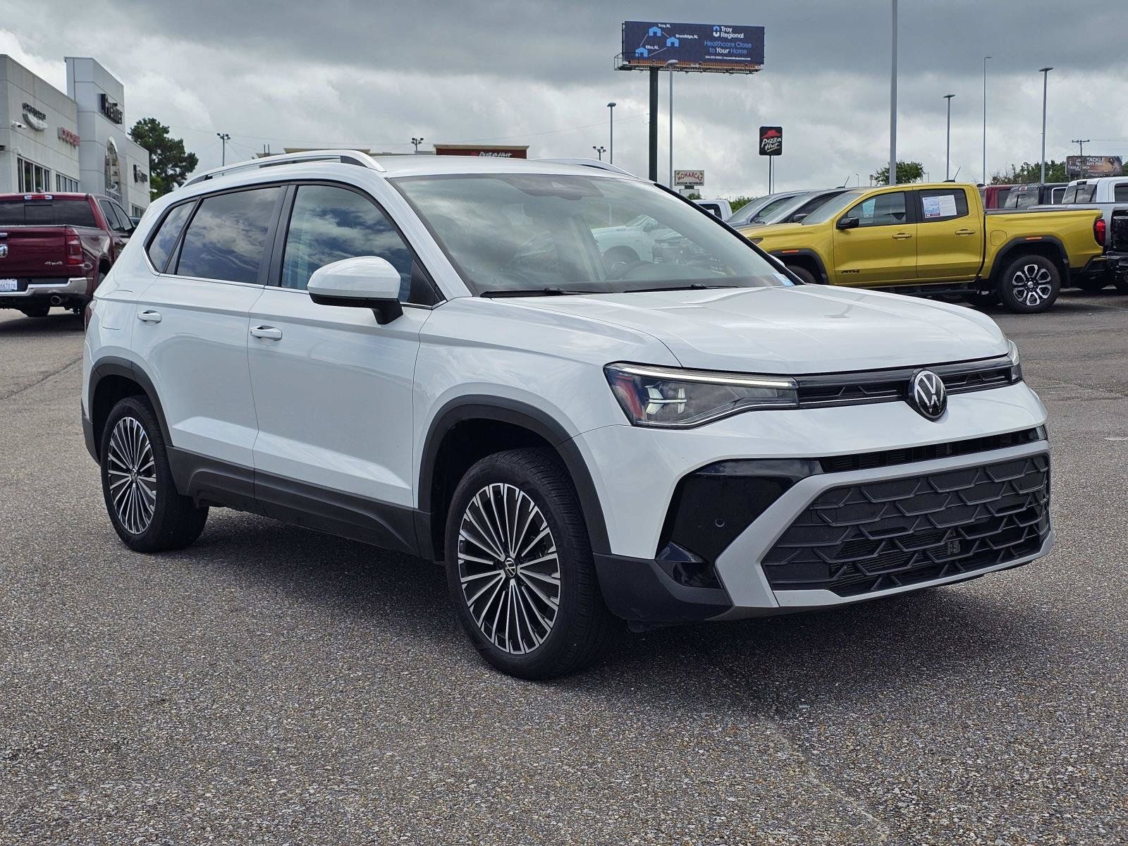 Used 2025 Volkswagen Taos SE FWD image 5