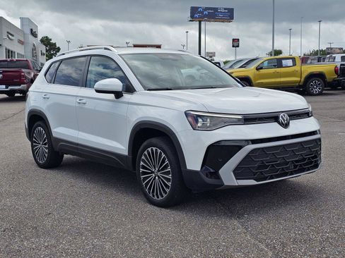 Used 2025 Volkswagen Taos SE FWD image 5