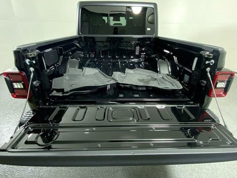 Used 2025 Jeep Gladiator Rubicon w/ Convenience Group image 32