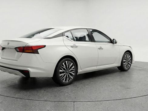 Used 2025 Nissan Altima 2.5 SV FWD image 9