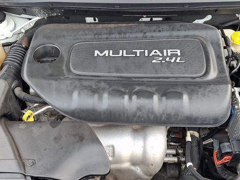 Used 2017 Jeep Cherokee Latitude w/ Cold Weather Group AWD/4WD image 28