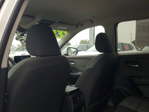 Used 2023 Nissan Rogue SV image 12