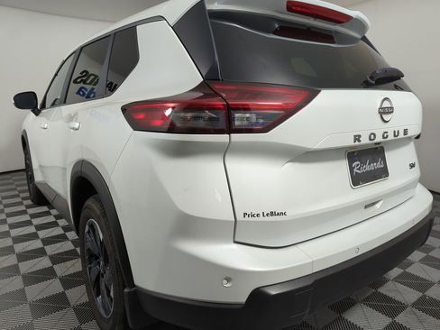 Used 2024 Nissan Rogue SV FWD image 2