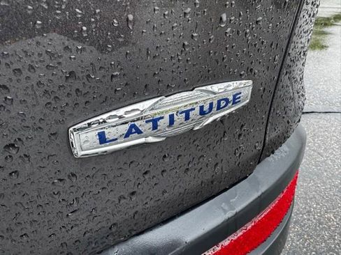 Used 2018 Jeep Cherokee Latitude Plus w/ Comfort/Convenience Group AWD/4WD image 9