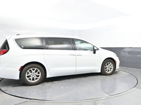 Used 2023 Chrysler Pacifica Touring-L FWD image 2