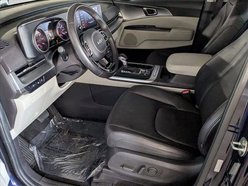 Used 2023 Kia Carnival LX FWD image 15