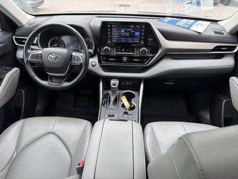 Used 2022 Toyota Highlander XLE FWD image 22