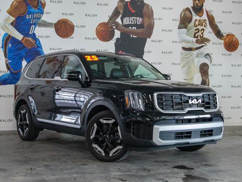 Used 2025 Kia Telluride S image 2