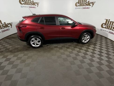 Used 2024 Chevrolet Trax LS w/ LS Convenience Package FWD image 9