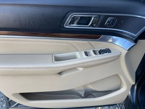 Used 2016 Ford Explorer Limited image 29