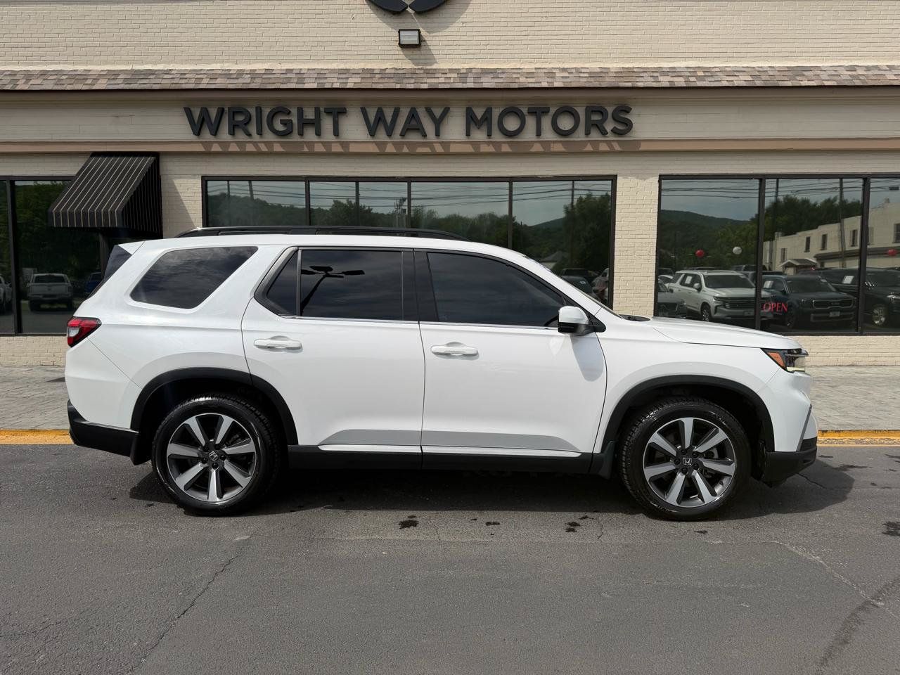 Used 2023 Honda Pilot Touring image 2