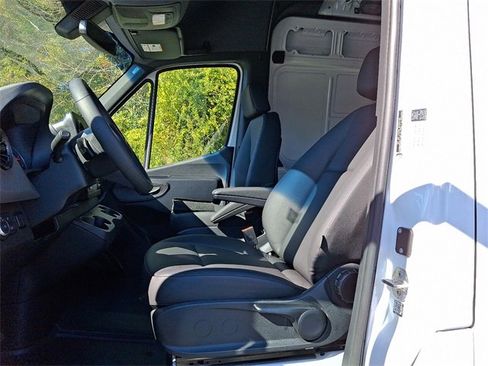 Used 2025 Mercedes-Benz Sprinter 2500 image 13