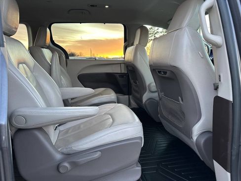 Used 2021 Chrysler Pacifica Touring-L image 9