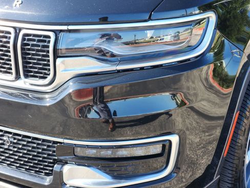 Used 2022 Jeep Wagoneer Series III w/ Premium Group I AWD/4WD image 7