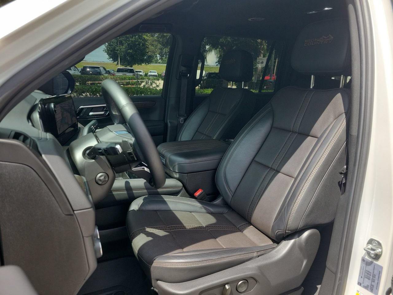 Used 2025 Chevrolet Suburban High Country RWD image 16