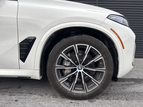 Used 2025 BMW X5 xDrive50e w/ M Sport Package image 9