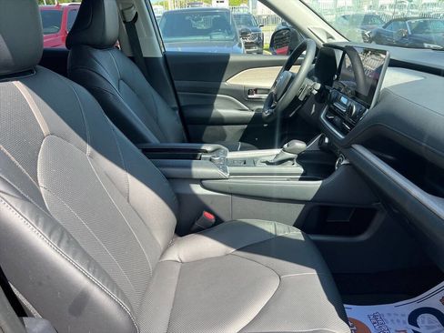 Used 2025 Toyota Grand Highlander AWD image 8