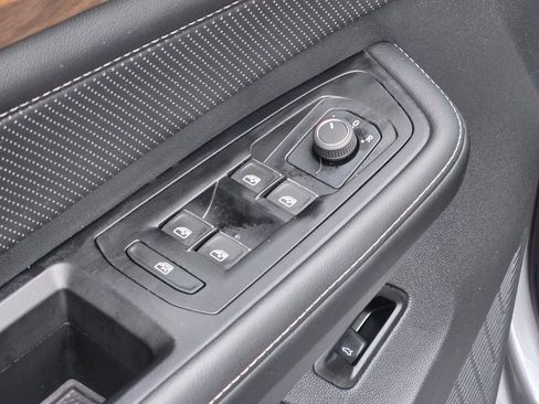 Used 2025 Volkswagen Atlas SE image 23