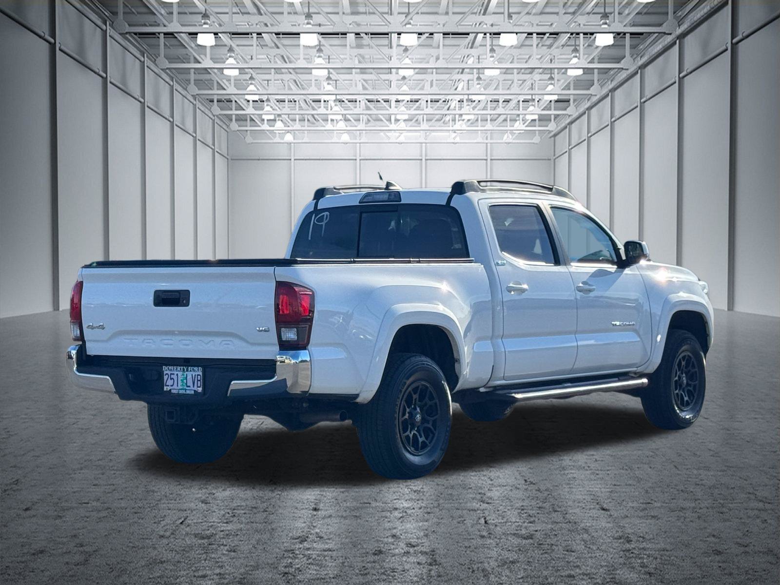 Used 2019 Toyota Tacoma SR5 AWD/4WD image 11