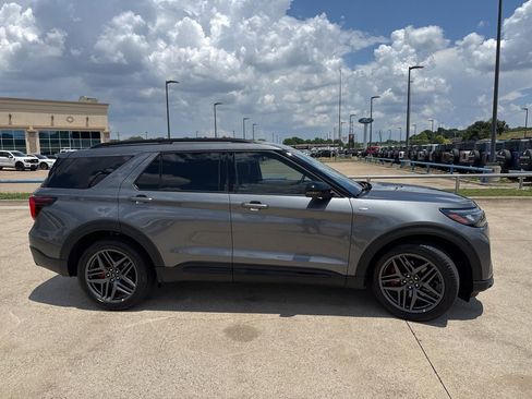 Used 2025 Ford Explorer ST-Line w/ Premium Package RWD image 17